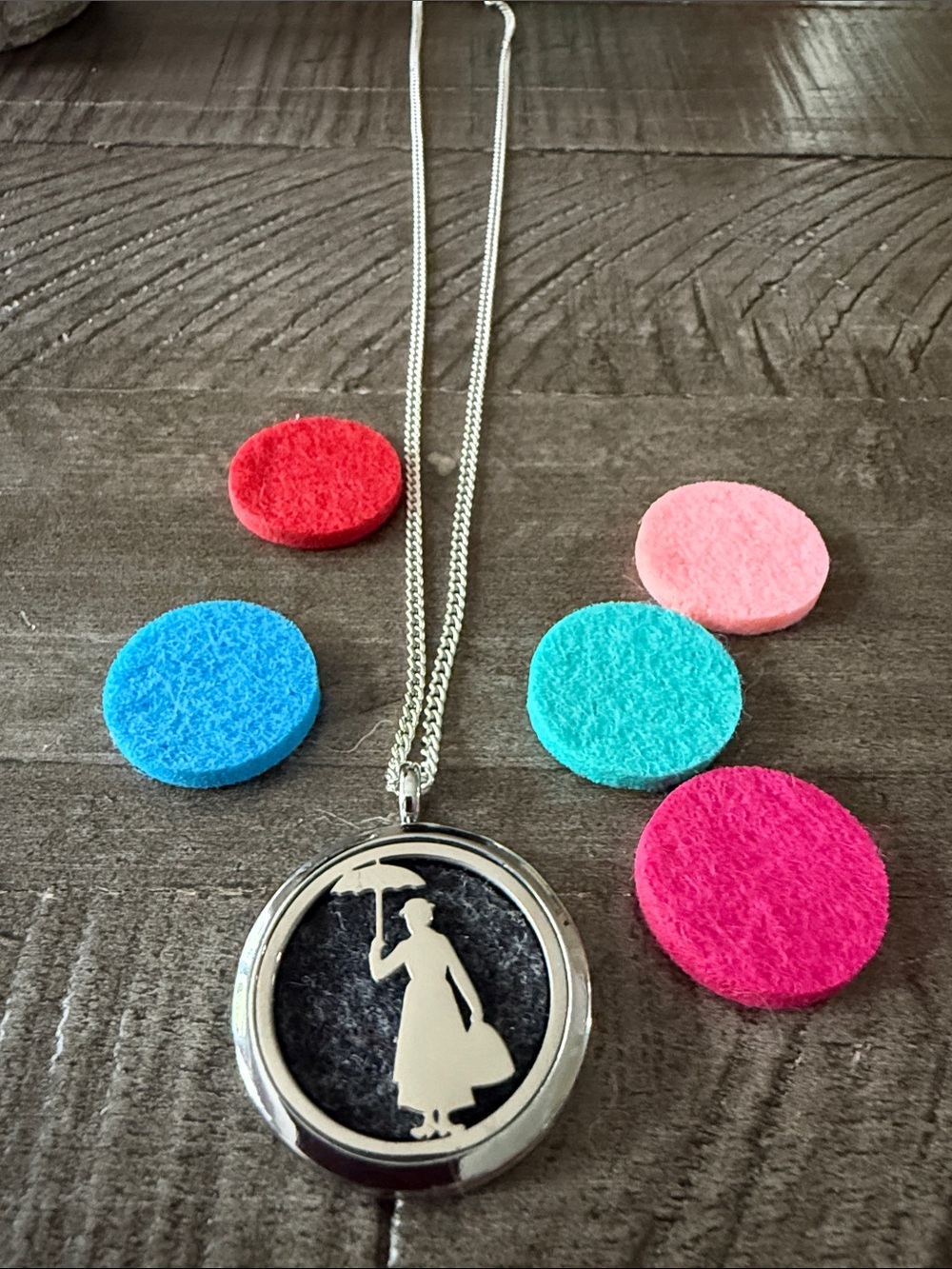 Disney Mary Poppins Silhouette Aromatherapy pendant with changable pads - NWOT